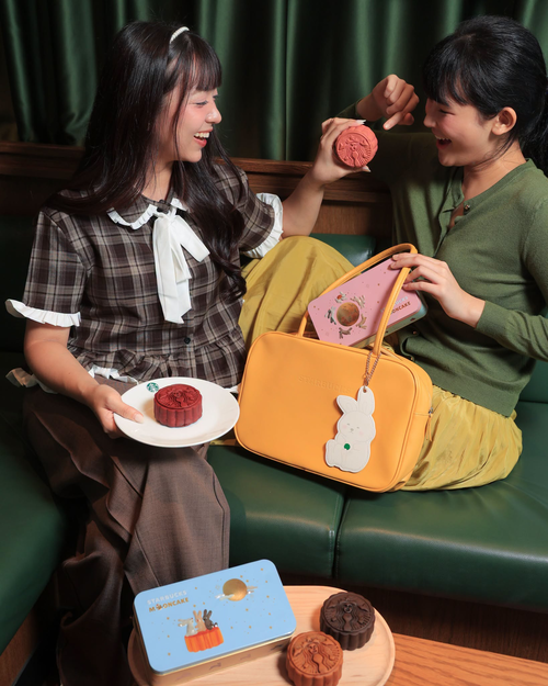 โปรโมชั่น สตาร์บัคส์ : เซ็ตของขวัญไหว้พระจันทร์พรีเมียม! Classic & Favorite Set ราคา 1,890 บาท พร้อมขนม 4 ชิ้นและกระเป๋าสวย