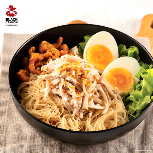 โปรโมชั่น แบล็คแคนยอน : หมี่คลุกอกไก่นุ่ม ไข่ต้ม น้ำพริกกากหมู อร่อยครบเครื่อง 139.-